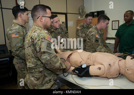 ANSBACH, Germania -- i soldati assegnati al 2-227th AVN REG, hanno condotto una classe "Train the Trainer" in preparazione all'addestramento di primo soccorso e di evacuazione delle vittime il 4 dicembre 2017, presso il Centro di supporto alla formazione Ansbach. I soldati utilizzano il 'Simman' per esercitarsi nel controllo dell'emorragia, nel trattamento delle fratture e nella valutazione delle vittime. I soldati svolgono un addestramento medico utilizzando il simulatore di paziente di trauma SIMMAN per rendere l'addestramento medico il più realistico e pertinente possibile. (STATI UNITI Esercito Foto Stock