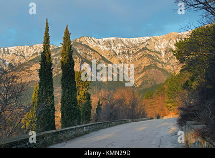 Ripide scogliere a picco sul mare e montagne coperte di foreste in Crimea Foto Stock