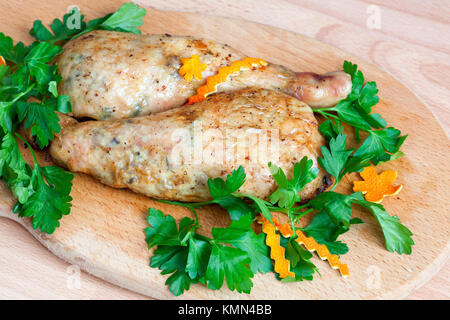 Pollo fritto gambe con il prezzemolo sulla scheda Foto Stock