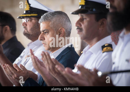 Sindaco di Londra Sadiq Khan visite a Mazar-e-Quaid, il luogo del riposo finale ed il mausoleo di Muhammad Ali Jinnah, fondatore del Pakistan, a Karachi dove il sindaco ha reso omaggio mediante la posa di una corona di fiori si è quindi rivolto ai media. Foto Stock