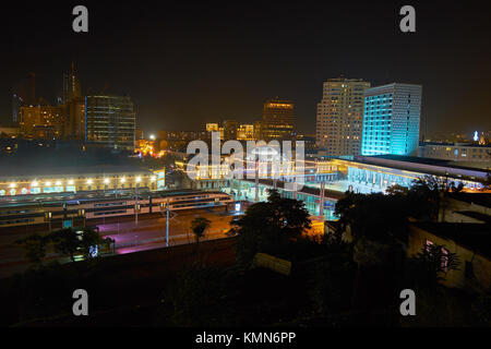 La vista notturna sulla stazione ferroviaria e nelle piattaforme di Baku in Azerbaijan Foto Stock