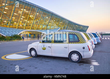 BINA, AZERBAIGIAN - Ottobre 9, 2017: equitazione su bianco le cabine sono le più costose e più in modo inusuale per andare a Baku da Heydar Aliyev aeroporto, su Octo Foto Stock