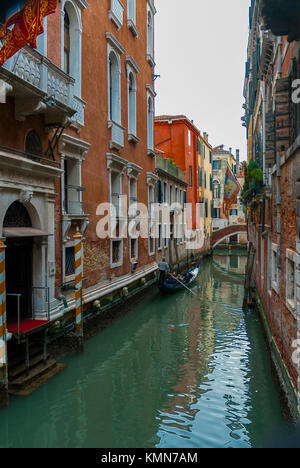 VENIC-MARZO 8:venezia canal con la classica gondola,Venezia,l'Italia,su marzo 8,2017. Foto Stock