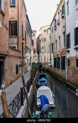 Venezia-MARZO 8 : la vista su un tipico Venezia calle (strada),con canal e barche,Venezia,l'Italia,su marzo 8,2017. Foto Stock