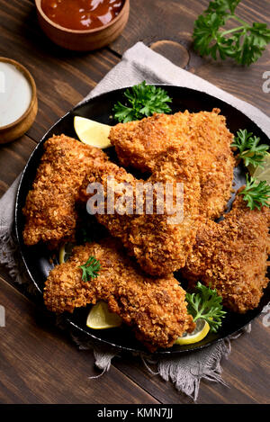 Le ali di pollo croccanti. Piatto per la cena sulla piastra nera Foto Stock