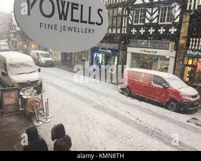 La neve cade a Chester, come parti della Gran Bretagna svegliato da una coltre di neve causato da un flusso di aria artica in scia di tempesta Caroline. Foto Stock