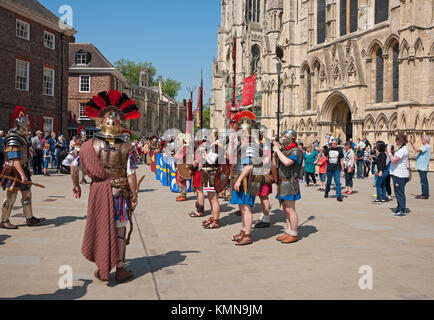 Persone vestite come soldati fuori dal Minster al Festival Romano in estate York North Yorkshire Inghilterra Regno Unito GB Gran Bretagna Foto Stock