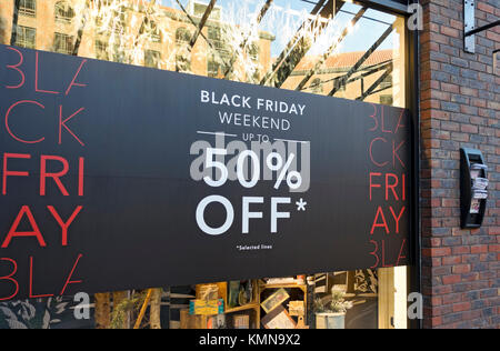 Cartello di vendita Black Friday in vetrina del negozio Inghilterra Regno Unito Regno Unito Gran Bretagna Foto Stock