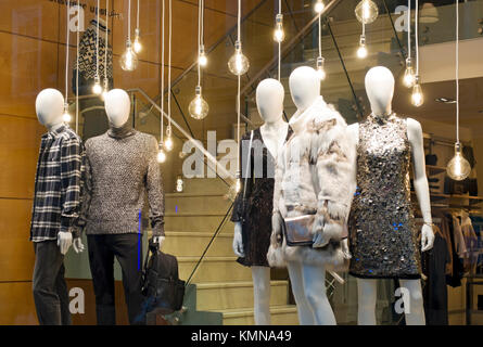 Manichini maschili e femminili modellano manichini in un moderno negozio di abbigliamento abbigliamento abbigliamento vetrina Inghilterra Regno Unito Gran Bretagna Foto Stock