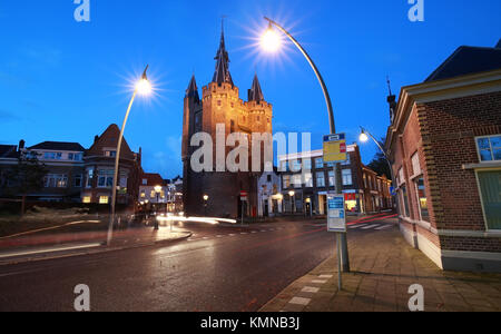 Street con Sassenpoort a Zwolle di notte Foto Stock