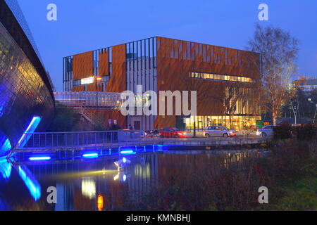 Ristorante e Museo Kubus al crepuscolo, Universum Science Museum, Centro Tecnologico, Bremen, Germania, Europa Foto Stock