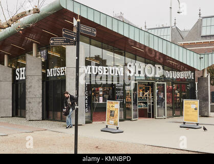 Museum Shop nel Museumplein (Museum Square), Amsterdam, Olanda. La biglietteria e il negozio per il museo di Van Gogh, il Rijksmuseum e il Museo Stedelijk. Foto Stock