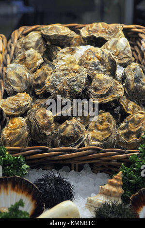 Ostriche fresche in vendita presso un pescivendoli stallo a Borough Market, Southwark, Londra. Il pesce per la vendita in un mercato del pesce fresco in un mercato di Londra. Foto Stock