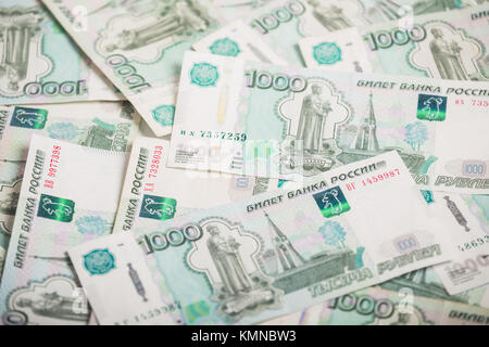 Sullo sfondo di un millesimo di banconote di rubli russi Foto Stock