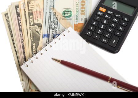 Blocco note con il foglio bianco, penna, calcolatrice e diverse fatture del dollaro su sfondo bianco. Il concetto di pianificazione Foto Stock