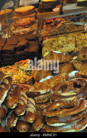 Una panetteria francese la vendita di pan au chocolat e croissant e altre paste danesi a bakers stallo a Borough Market a Southwark, Londra. Pasticcere Foto Stock