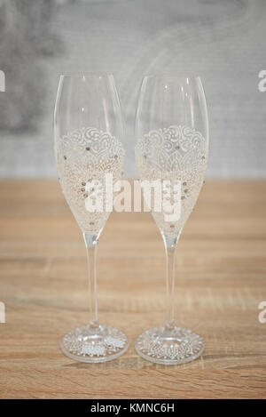 Occhiali di nozze decorata con cavo, splendidamente decorate wedding occhiali, fiori su vetri di nozze, nozze fatti a mano bicchieri. Foto Stock