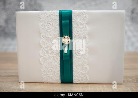 Desiderio di nozze prenota decorato con fiori e pizzo rosa e. Foto Stock