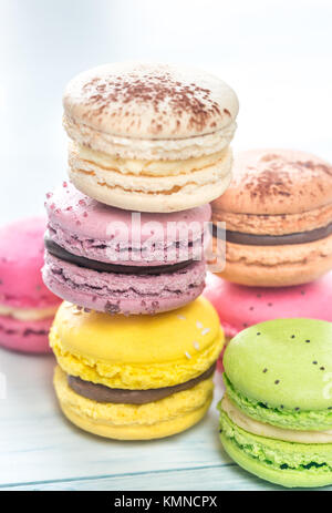 Macaron colorati sul tavolo Foto Stock