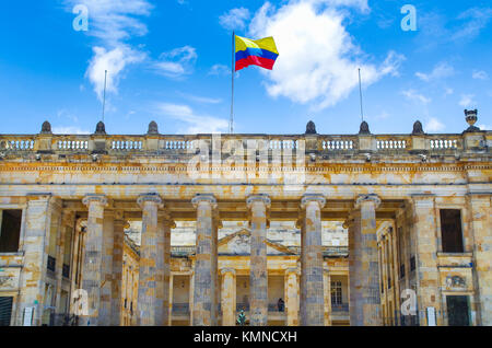 Bogotà, Colombia, 22 ottobre 2017: persone non identificate all'invio del campidoglio colombiano e congresso situato in Piazza Bolivar, Bogotà Foto Stock