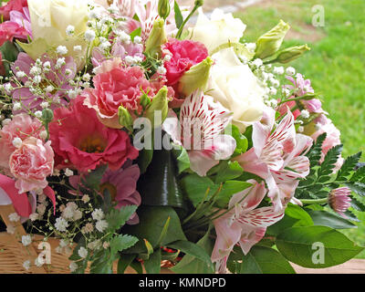 Saluto bouquet mazzo di fiori diversi outdoor close up Foto Stock