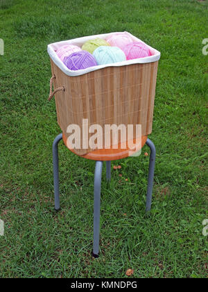 Set di morbida colorata con filati di lana all'aperto delle sfere nella casella di bambù Foto Stock
