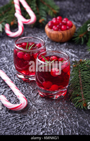Bevanda a base di mirtillo palustre e frutti di bosco freschi. Foto Stock