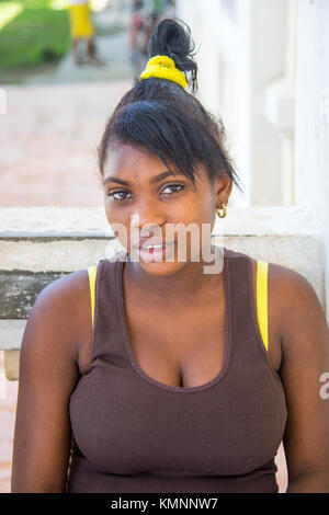 Giovane donna locale a Cienfuegos, Cuba Foto Stock