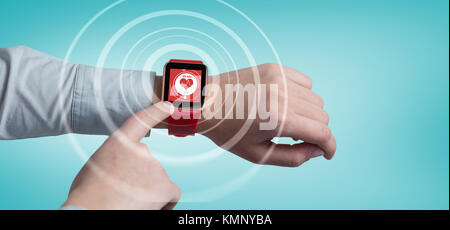 Immagine ritagliata dell'uomo utilizzando smart watch contro il digitale composito di Icona cuore Foto Stock