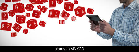 Sezione mediana dell'uomo azienda digitale compressa contro il cubo con segno bitcoin su ciascun lato digitalcurrency Foto Stock