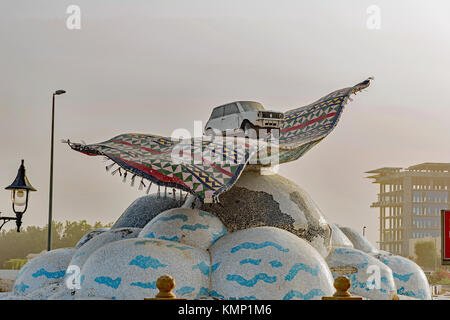 Rotonda scultura in shati al distretto della città di Jeddah, Arabia saudita. mattina presto foto con il vento che soffia su un sacco di sabbia da est. Foto Stock