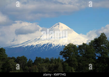 Snow capped picco del vulcano Llaima, Conguillio Parco Nazionale del Cile Foto Stock