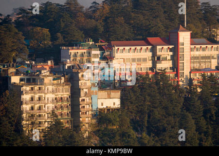 Vista di Mcleod Ganj nei monti sopra Dharamshala, India Foto Stock