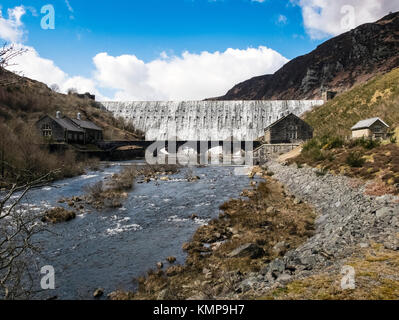 Elan Valley, Mid-Wales 72 miglia quadrate di serbatoi e affascinante scenario con fantastiche vedute di aquiloni rosso e altri animali selvatici. Foto Stock