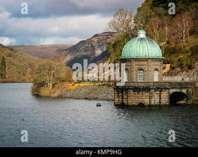 Elan Valley, Mid-Wales 72 miglia quadrate di serbatoi e affascinante scenario con fantastiche vedute di aquiloni rosso e altri animali selvatici. Foto Stock