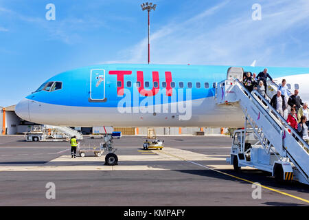 Turisti britannici lo sbarco da un TUI Boeing 757 200 jet a Amicar Cabral Aeroporto Internazionale di Capo Verde Foto Stock