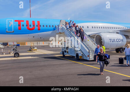 Turisti britannici lo sbarco da un TUI Boeing 757 200 jet di Amilcar Cabral Aeroporto Internazionale di Capo Verde Foto Stock