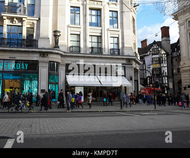 Londra, UK, 8 dicembre 2017, blu cielo sopra il centro di Londra come gli amanti dello shopping di Oxford Street e Regent Street coprirsi bene contro il vento freddo. Credito: Keith Larby/Alamy Live News Foto Stock