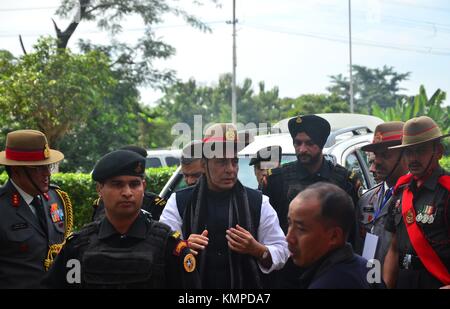 Dimapur, India. L'8 dicembre, 2017. indian home ministro Rajnath Singh, arriva a frequentare una guardia d'onore di assam riffles training center high school a sukhovi, periferia di dimapur, India nord orientale di stato del Nagaland. rajnath frequentare il nagaland hornbill festival e anche partecipare a inaugurare il più alto bandiera nazionale del nagaland. Credito: caisii mao/alamy live news Foto Stock