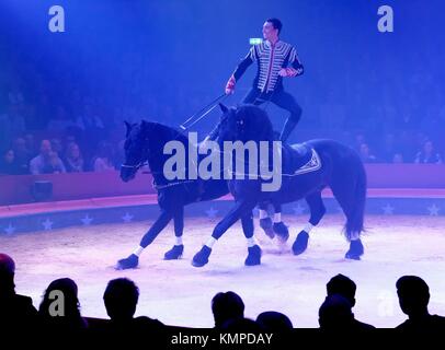 Stoccarda, Germania. 7 dicembre 2017. Ivan Knie del circo nazionale svizzero 'Brothers Knie' presenta uno spettacolo di dressage a cavallo chiamato 'posta ungherese' durante la prima della 25a edizione del 'Weltweihnachtszirkus' (lett. 'Circo di Natale mondiale') a Stoccarda, in Germania, il 7 dicembre 2017. Crediti: Bernd Weißbrod/dpa/Alamy Live News Foto Stock