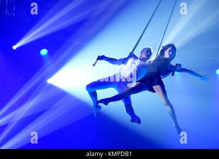 Stoccarda, Germania. 7 dicembre 2017. Gli artisti Valeriy Sychev (l) e Malvina Abakarova (r) si esibiscono durante la prima della 25a edizione del "Weltweihnachtszirkus" (lett. "World Christmas Circus") a Stoccarda, Germania, 7 dicembre 2017. Crediti: Bernd Weißbrod/dpa/Alamy Live News Foto Stock