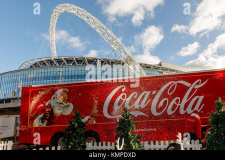 Wembley Park, London, Regno Unito. 8 dicembre, 2017. L'iconico Coca Cola Natale camion arriva a Wembley Park su esso è 2017 UK Tour Credito: amanda rose/Alamy Live News Foto Stock