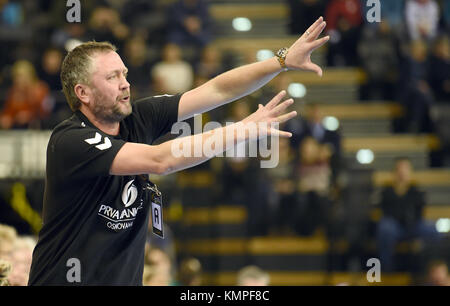 Oldenburg, Germania. 8 dicembre 2017. Montenegro coach per Johansson gesta durante la partita del Campionato del mondo di pallamano femminile tra Brasile e Montenegro alla EWE Arena di Oldenburg, Germania, l'8 dicembre 2017. Credito: Carmen Jaspersen/dpa/Alamy Live News Foto Stock