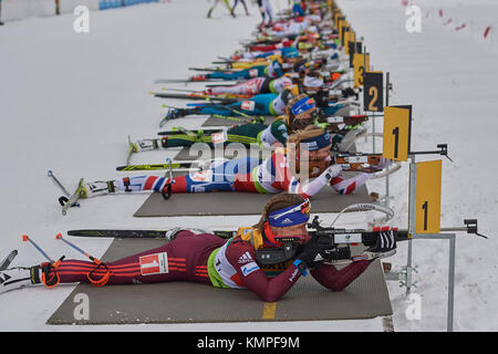 Lenzerheide, Svizzera. 8 dicembre 2017. Signore durante la IBU Biathlon Cup Single Mixed Relay a Lenzerheide. Credito: Cronos/Alamy Live News Foto Stock