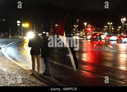 Berlino, Germania. 8 dicembre 2017. Due uomini con bandiera palestinese alla porta di Brandeburgo a Berlino, in Germania, l'8 dicembre 2017. Diverse persone hanno protestato a Pariser Platz contro la decisione del presidente americano Trump di spostare l'ambasciata americana da Tel Aviv a Gerusalemme. Crediti: Paul Zinken/dpa/Alamy Live News Foto Stock