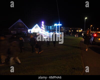 Warden Bay, Kent, Regno Unito. L'8 dicembre, 2017. Una casa in Warden Bay mette su una più imponenti le luci di Natale display provvisto di un albero di Natale più alto di casa formata da luci, che visualizza una gamma di computer modelli controllati. Ogni venerdì durante il mese di dicembre che conduce fino a Natale una breve visualizzazione è messo su per la gente del posto a 7pm, con le luci temporizzate per la musica. Anche su questa sera eccezionalmente fredda sera, circa 50 persone uscì a guardare. Il display è organizzato da Daniel e Kelly Arnott con donazioni per la carità. Credito: James Bell/Alamy Live News. Foto Stock