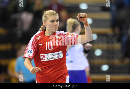 Oldenburg, Germania. 8 dicembre 2017. La danese Kathrine Heindahl festeggia dopo un gol durante la partita del Campionato del mondo di pallamano femminile tra Danimarca e Russia alla EWE Arena di Oldenburg, Germania, l'8 dicembre 2017. Credito: Carmen Jaspersen/dpa/Alamy Live News Foto Stock