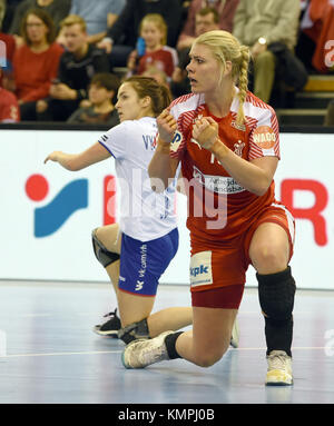 Oldenburg, Germania. 8 dicembre 2017. La danese Kathrine Heindahl festeggia dopo un gol durante la partita del Campionato del mondo di pallamano femminile tra Danimarca e Russia alla EWE Arena di Oldenburg, Germania, l'8 dicembre 2017. Credito: Carmen Jaspersen/dpa/Alamy Live News Foto Stock