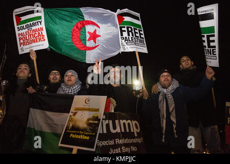 Londra, Regno Unito. L'8 dicembre, 2017. migliaia di sostenitori dei diritti palestinesi protestare davanti all'ambasciata degli Stati Uniti contro il presidente trump's spostare a riconoscere Gerusalemme come capitale di Israele e per trasferire l'ambasciata degli Stati Uniti in Israele da tel aviv a Gerusalemme. proteste hanno avuto luogo anche in altre città in tutto il mondo, in particolare nei territori della Cisgiordania e della Striscia di Gaza dove grandi proteste seguite le chiamate dal leader di Hamas Ismail Haniyeh per un 'day di rage' e dal leader di Fatah Mahmoud Abbas per i palestinesi a prendere per le strade. Credito: mark kerrison/alamy live news Foto Stock