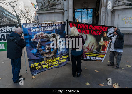 8 dicembre 2017 - Londra, Regno Unito. 8 dicembre 2017. Il gruppo Inminds per i diritti umani protesta al di fuori dell'alta Commissione australiana alla vigilia della riunione plenaria del processo di Kimberley a Brisbane, in Australia, presieduta dall'Australia. La veglia è stata quella di evidenziare il fallimento del processo di Kimberley nel prevenire il commercio di diamanti di sangue che finanziano le violazioni dei diritti umani in tutto il mondo, in particolare quelle da parte di Israele in Palestina. Secondo Inminds, la definizione di diamanti di sangue dovrebbe essere ampliata per includere diamanti tagliati e lucidati che stanno finanziando violazioni dei diritti umani in tutto il mondo, in linea con quanto previsto Foto Stock